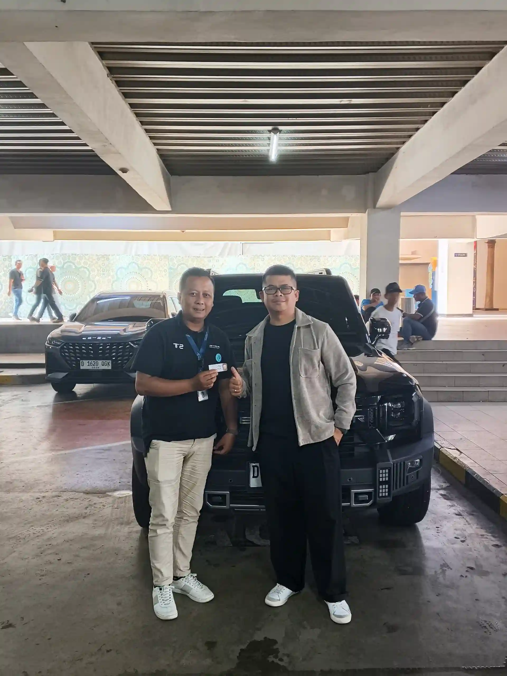 Promo Jetour Jabar - Herry Abo bersama pelanggan saat serah terima JETOUR