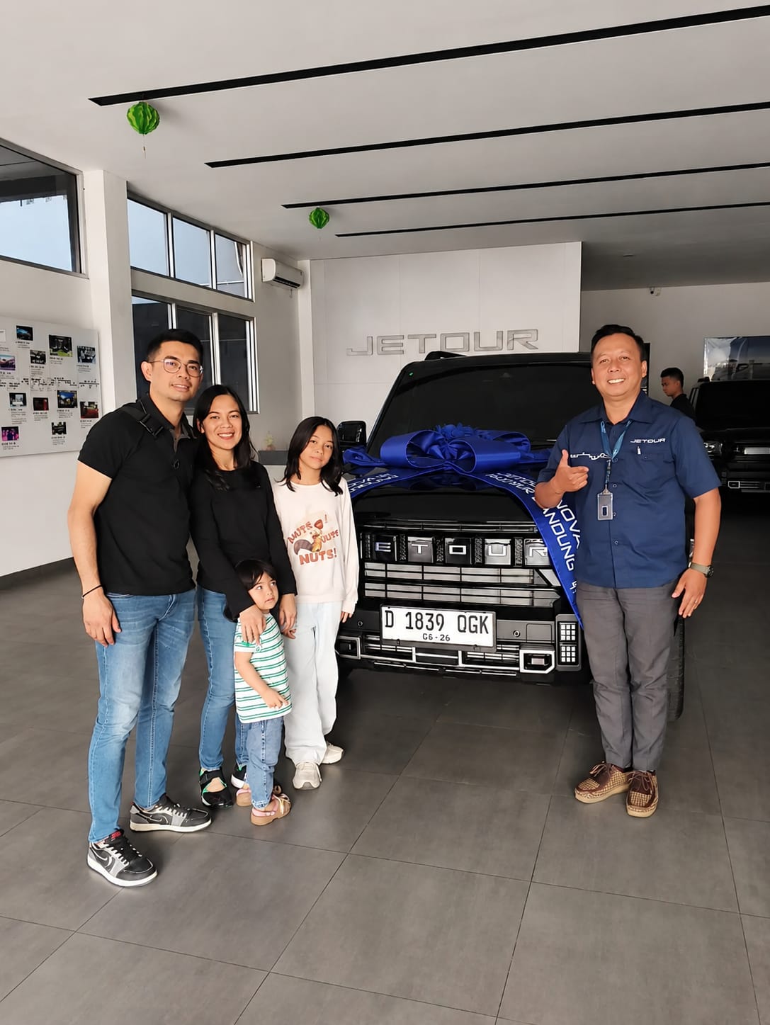 Promo Jetour Jabar - Herry Abo bersama pelanggan saat serah terima JETOUR